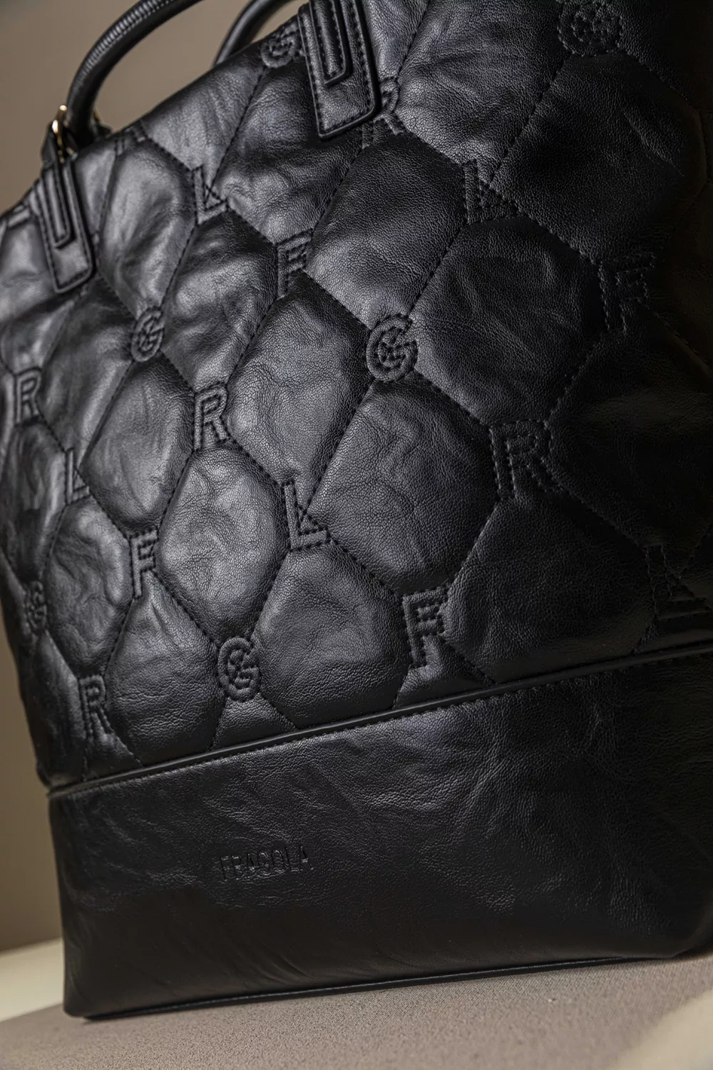 Κομψή γυναικεία τσάντα χειρός και ώμου