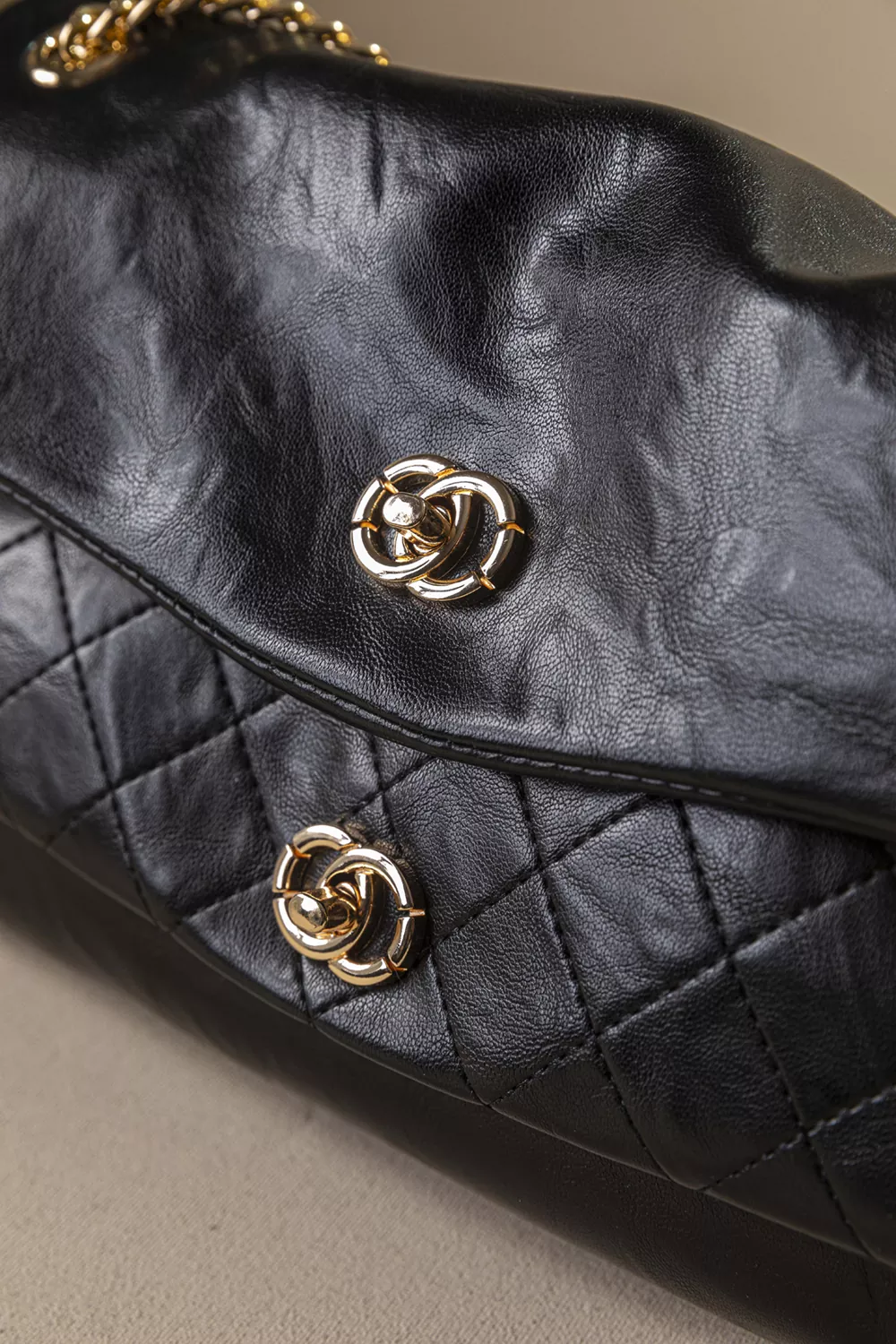 Γυναικεία τσάντα ώμου με αλυσίδα