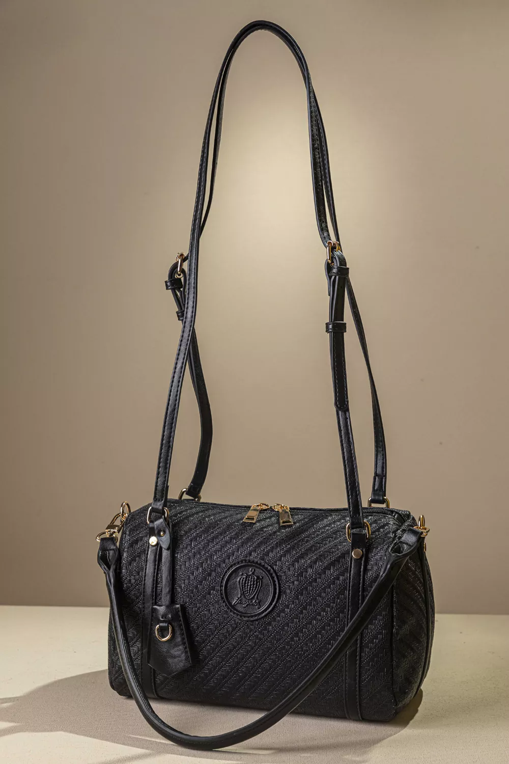 Κομψή γυναικεία τσάντα ώμου με υφή ψάθας