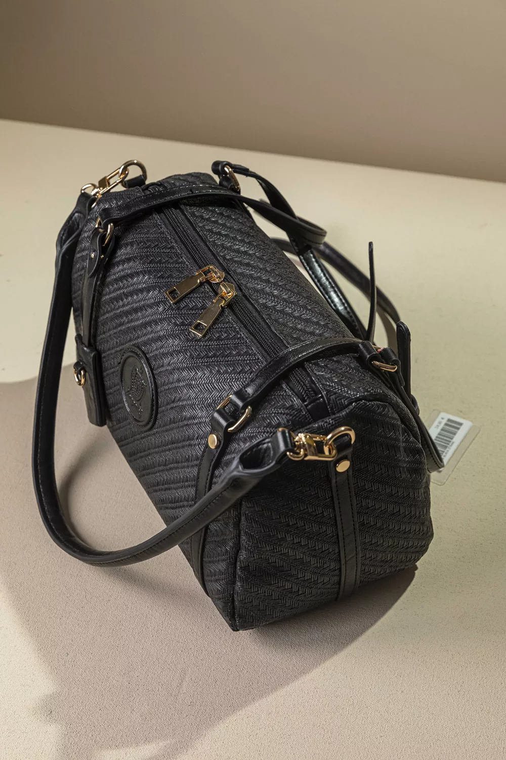 Κομψή γυναικεία τσάντα ώμου με υφή ψάθας