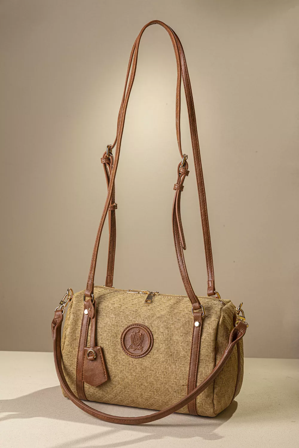 Κομψή γυναικεία τσάντα ώμου με υφή ψάθας