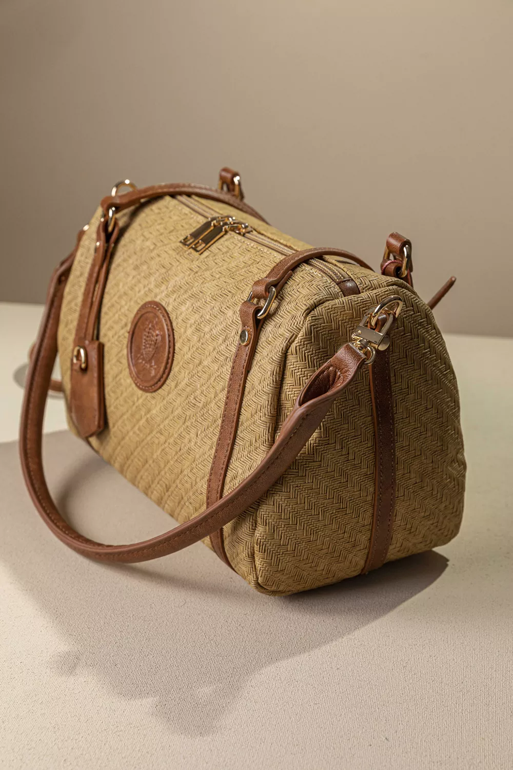 Κομψή γυναικεία τσάντα ώμου με υφή ψάθας