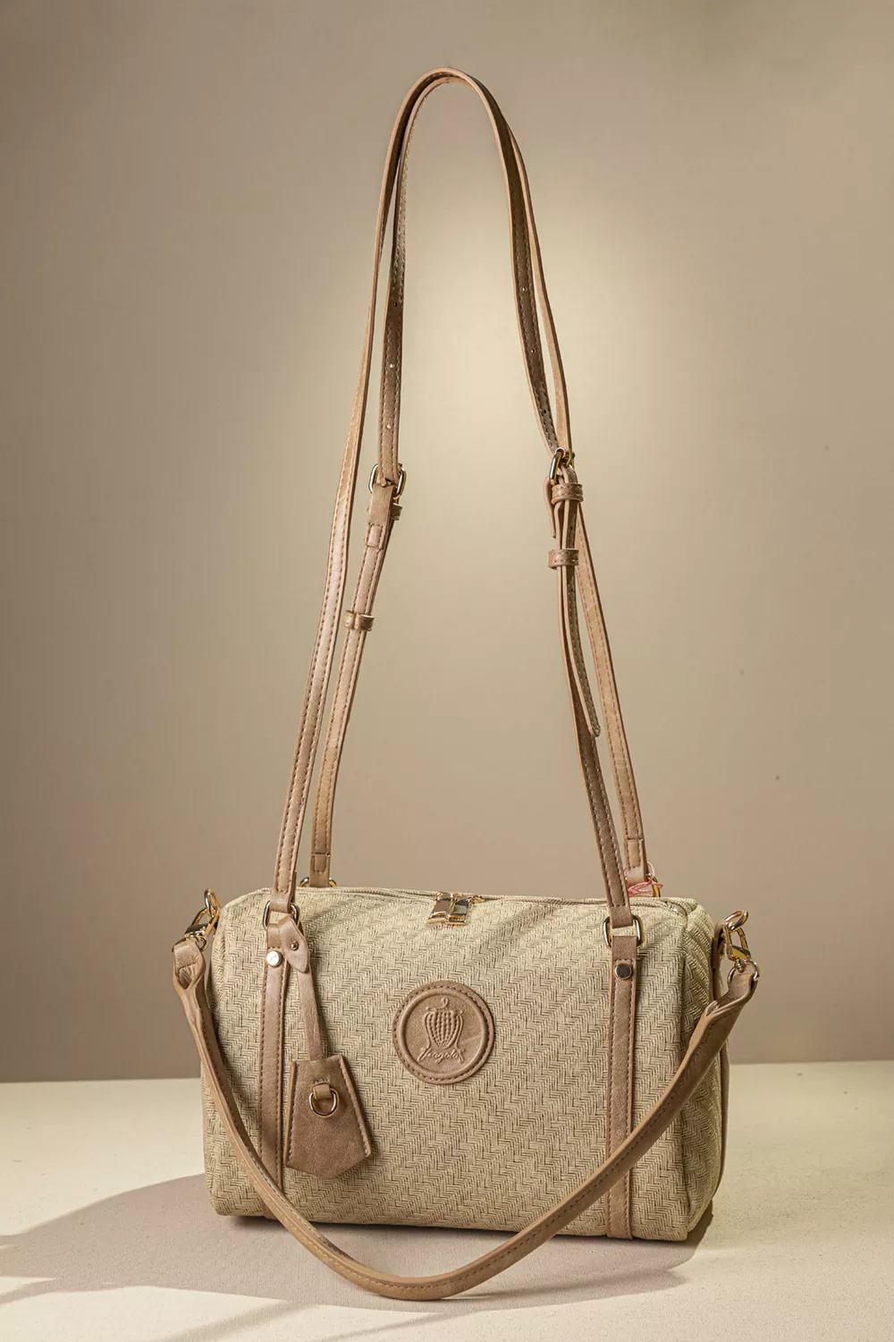 Κομψή γυναικεία τσάντα ώμου με υφή ψάθας