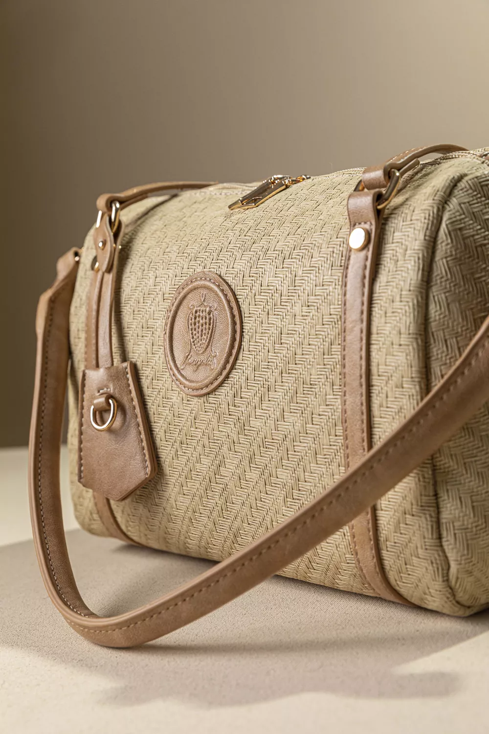 Κομψή γυναικεία τσάντα ώμου με υφή ψάθας