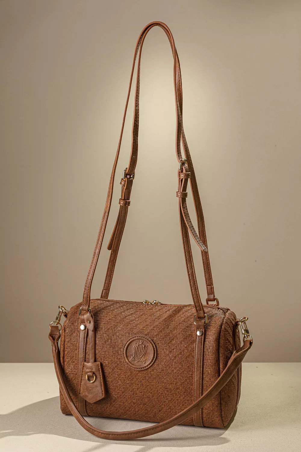 Κομψή γυναικεία τσάντα ώμου με υφή ψάθας