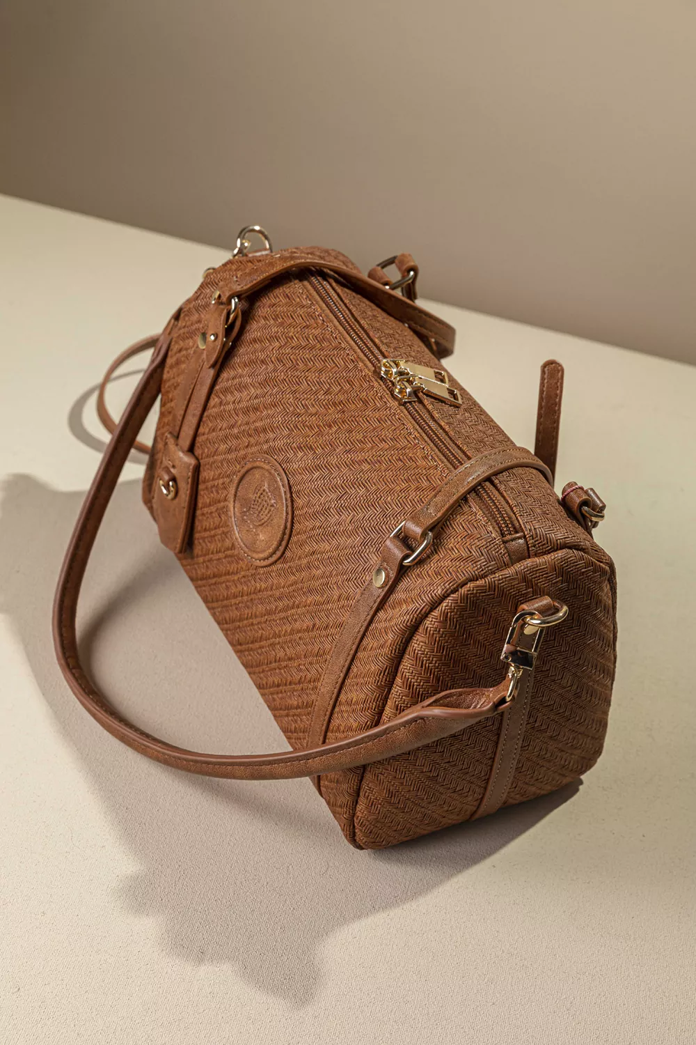 Κομψή γυναικεία τσάντα ώμου με υφή ψάθας