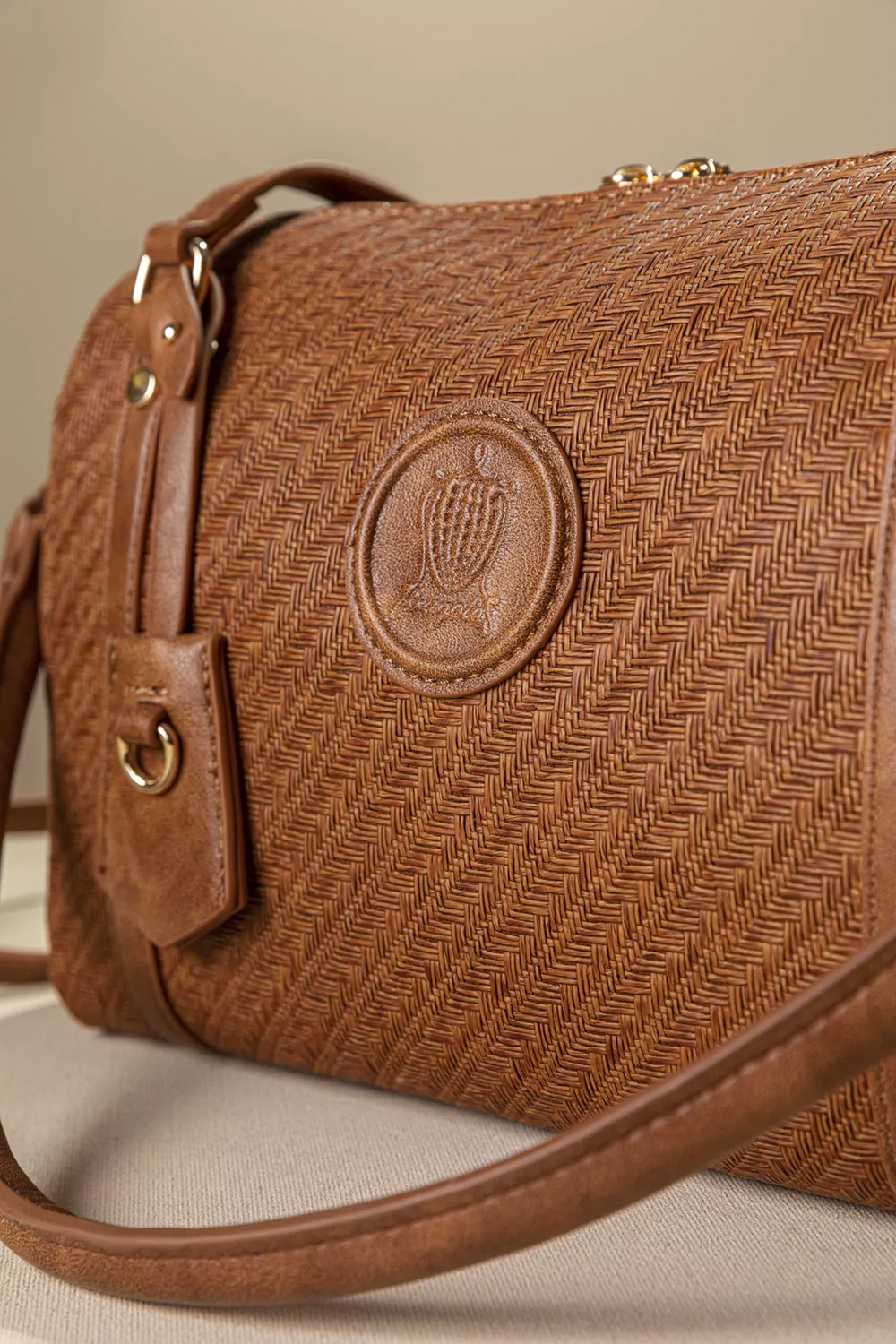 Κομψή γυναικεία τσάντα ώμου με υφή ψάθας