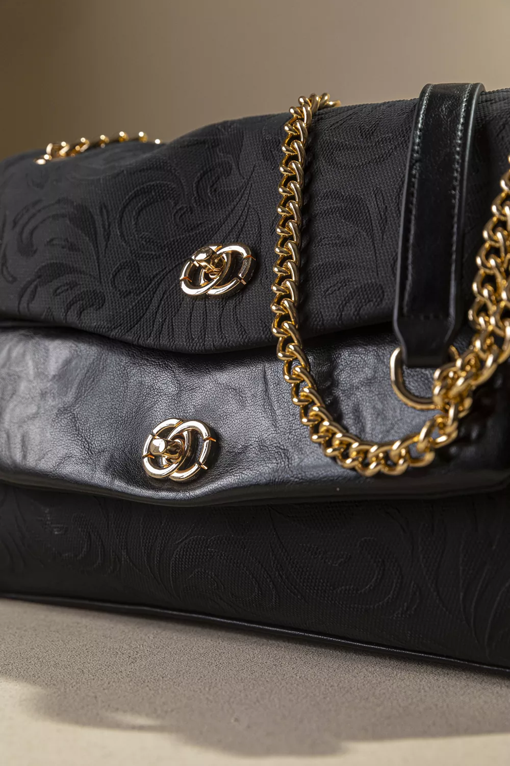 Γυναικεία τσάντα ώμου με αλυσίδα