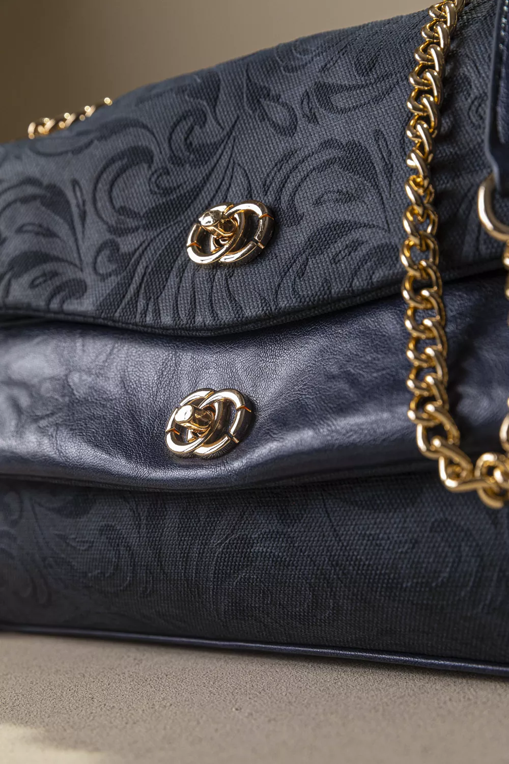 Γυναικεία τσάντα ώμου με αλυσίδα