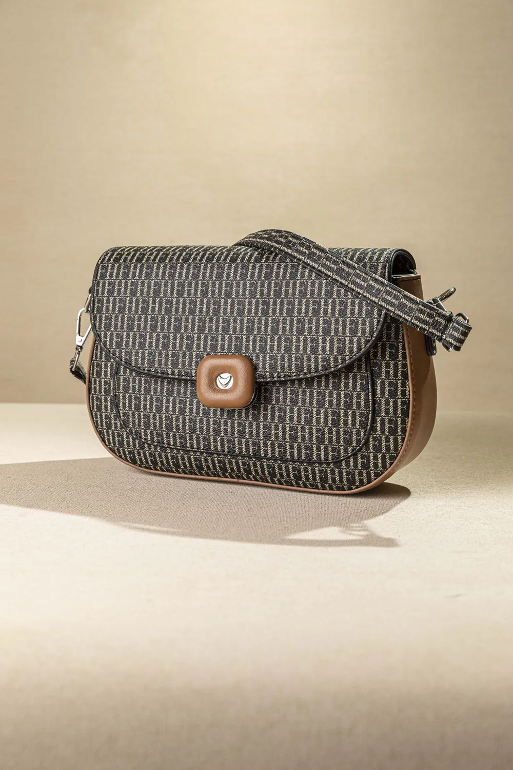 Τσαντάκι ώμου και χιαστί με καπάκι