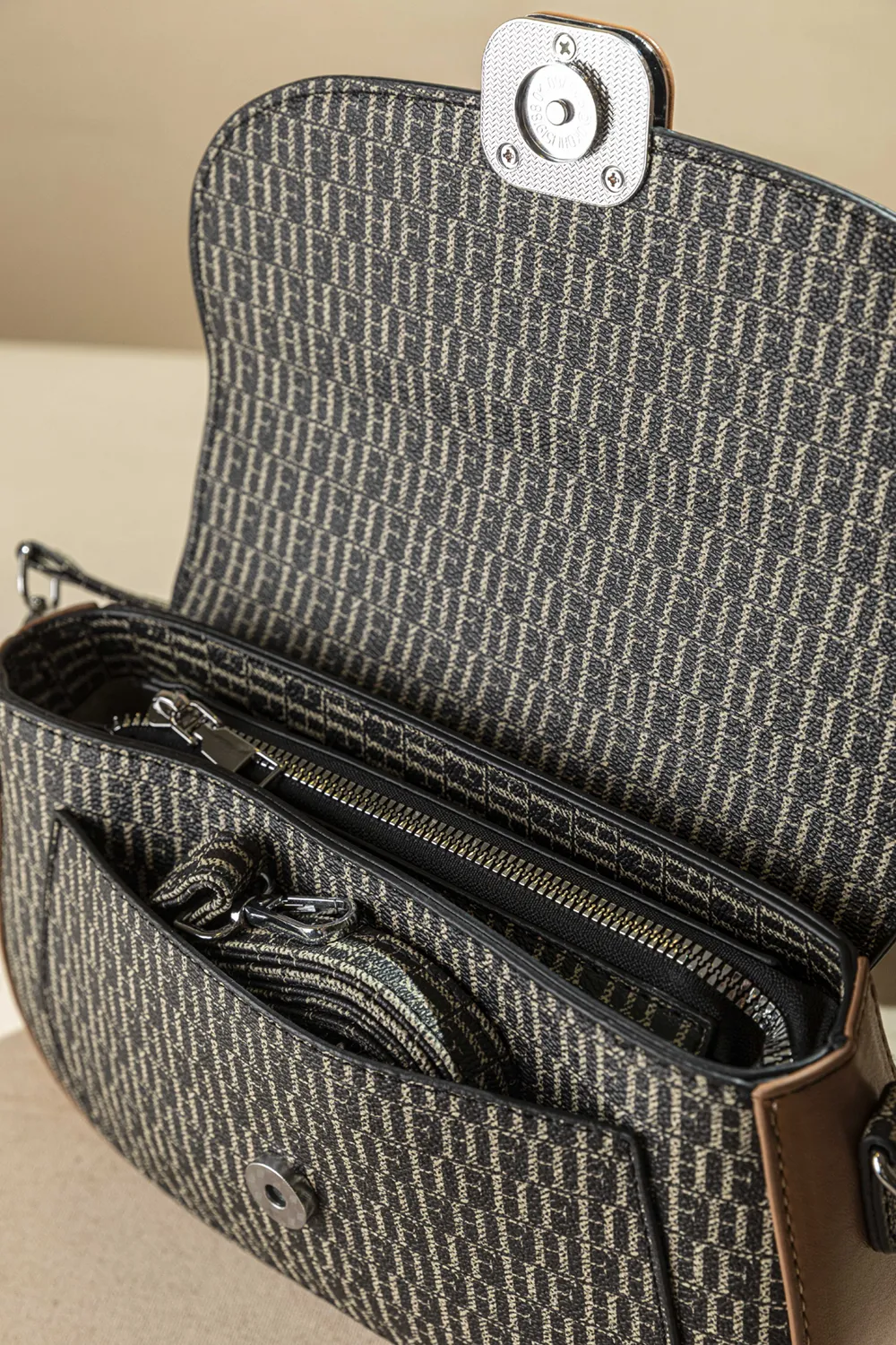 Τσαντάκι ώμου και χιαστί με καπάκι