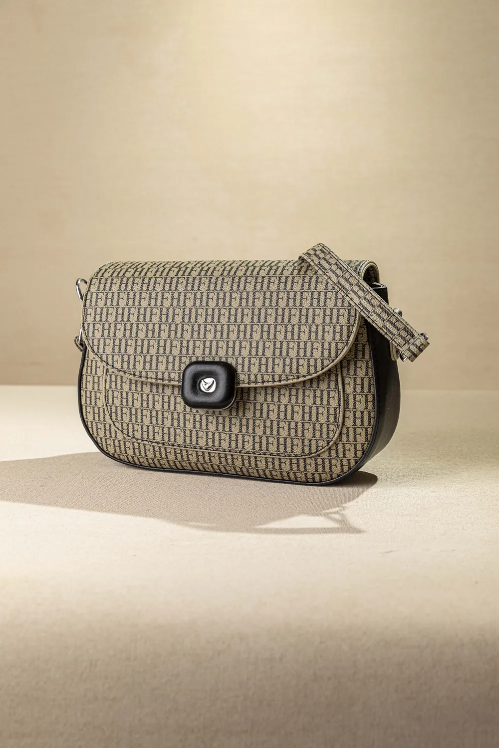 Τσαντάκι ώμου και χιαστί με καπάκι