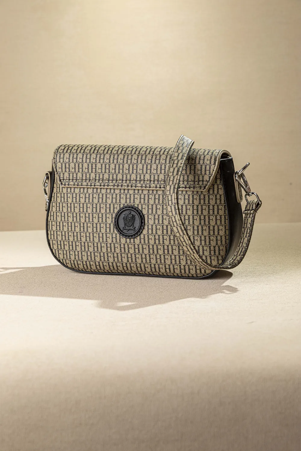 Τσαντάκι ώμου και χιαστί με καπάκι