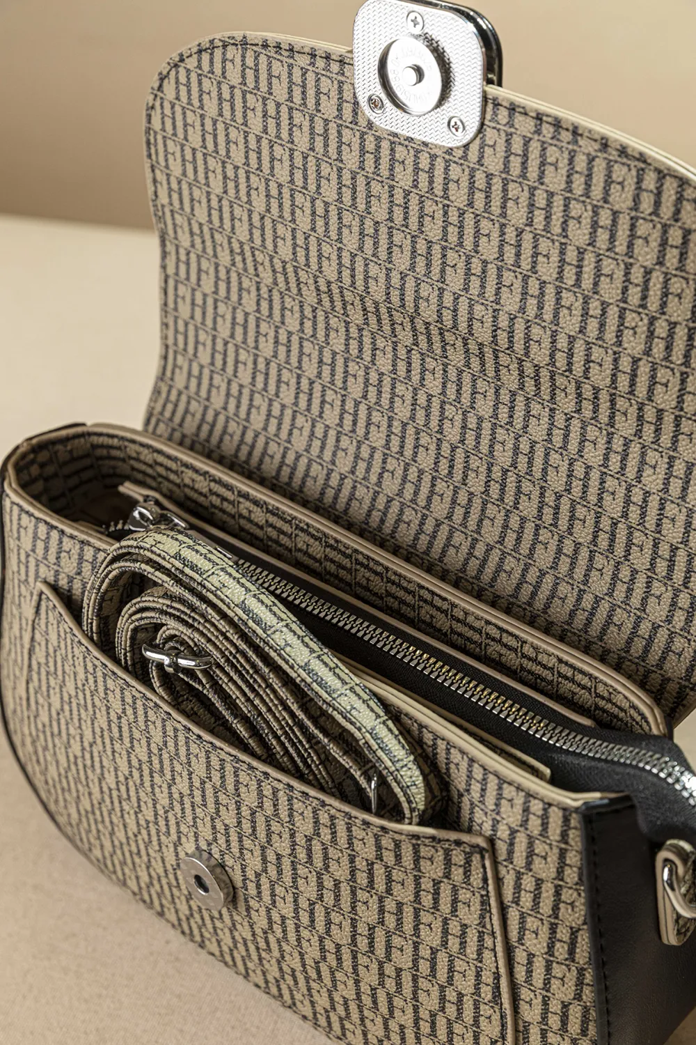 Τσαντάκι ώμου και χιαστί με καπάκι