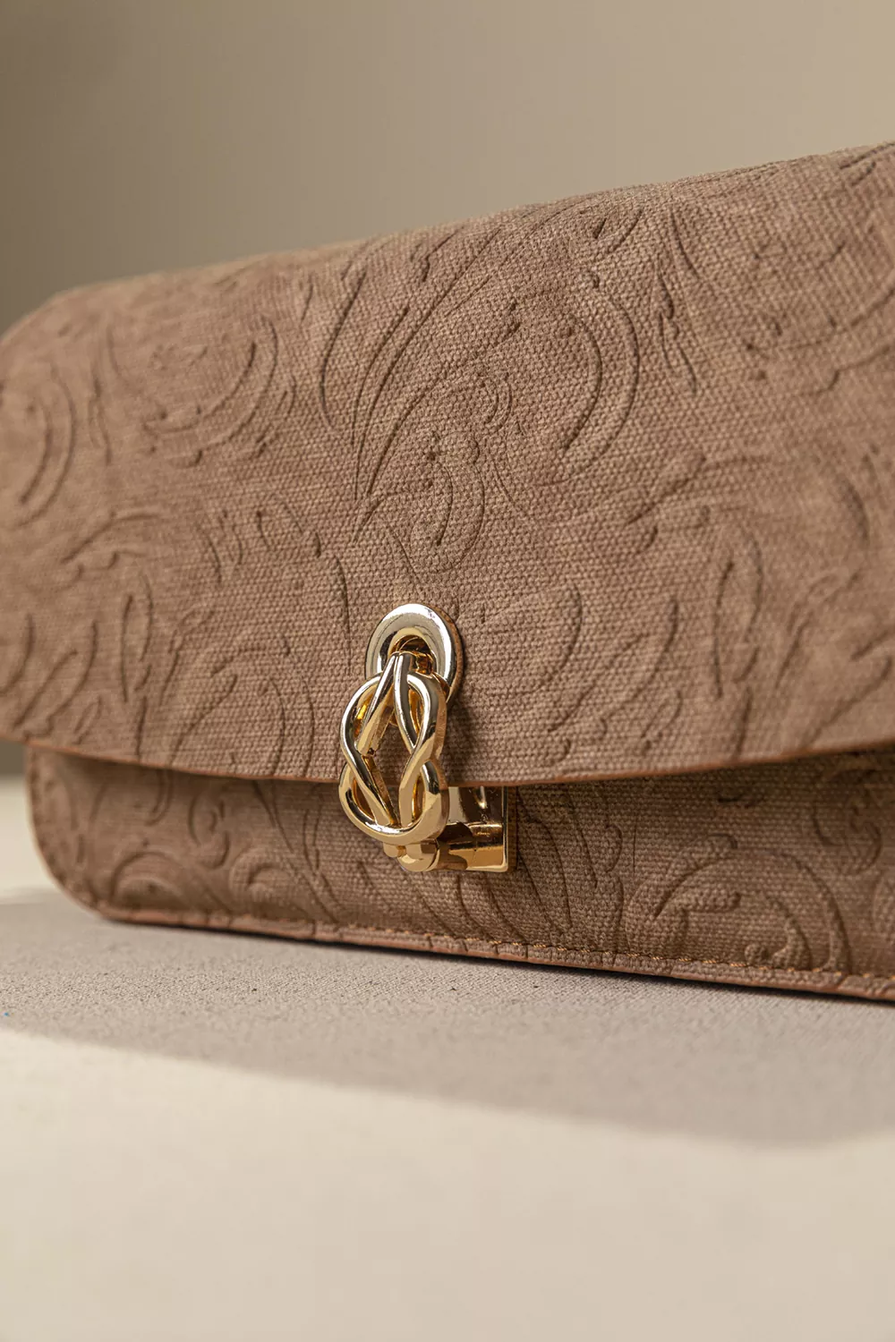 Μικρή ανάγλυφη γυναικεία τσάντα