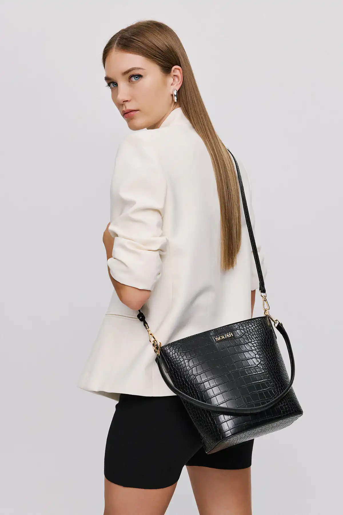 Cecilia Black Light Gold