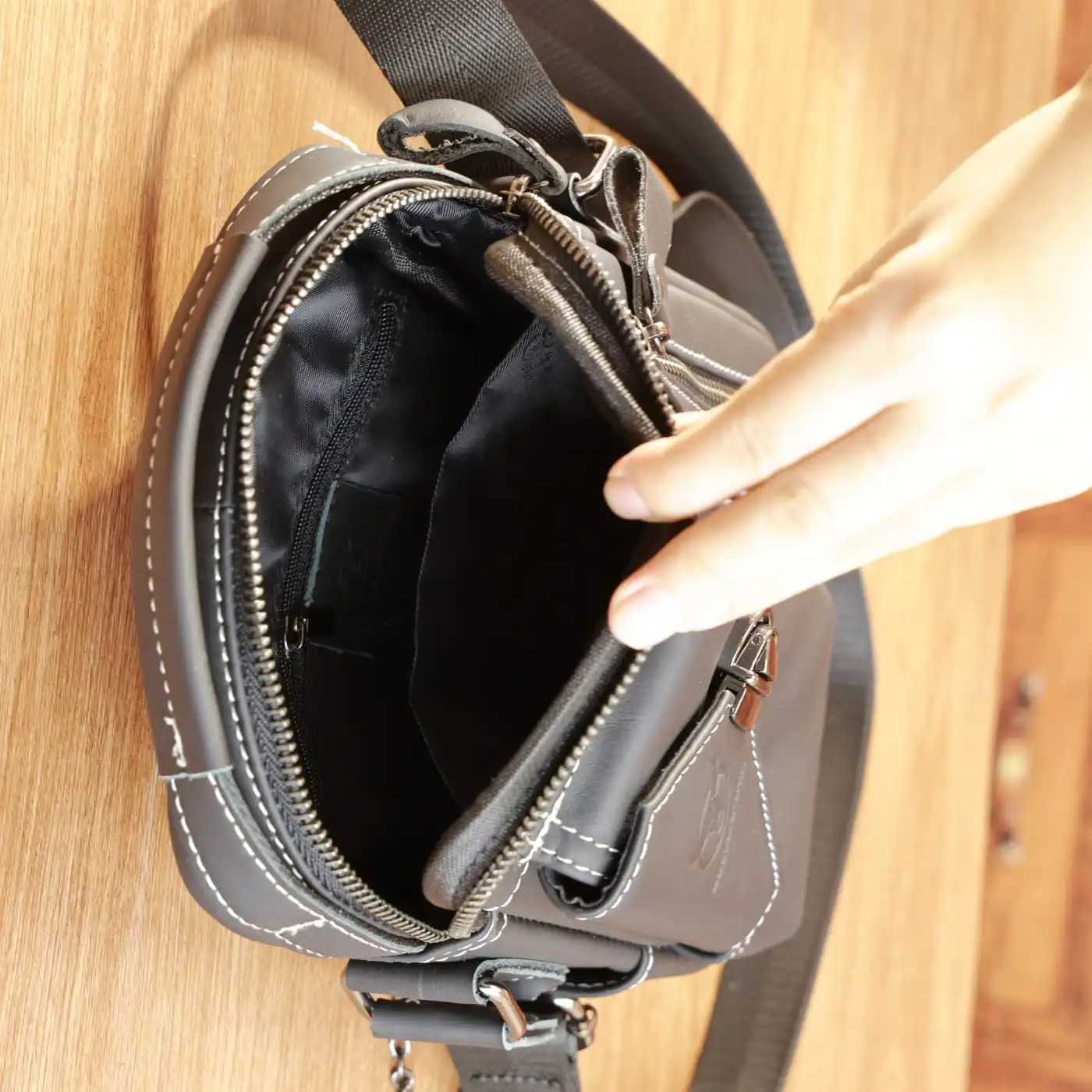 Δερμάτινο τσαντάκι ώμου Bull Captain DJB 039 μαύρο