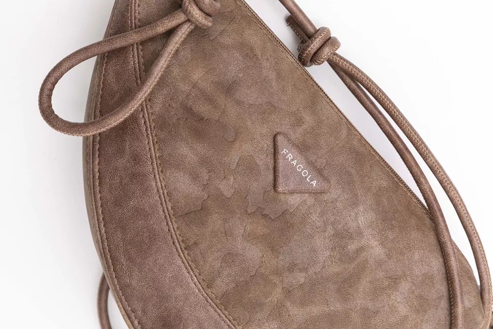 Τσάντα ώμου και χειρός με ιδιαίτερη γραμμή με print