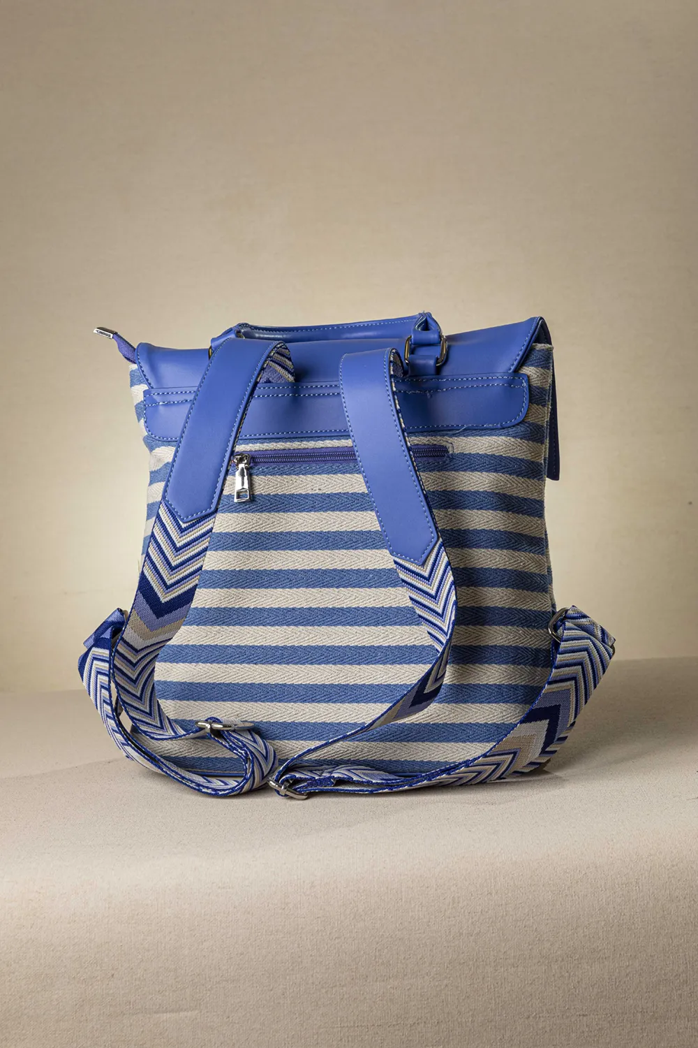 Μεγάλο backpack με καπάκι με ρίγες