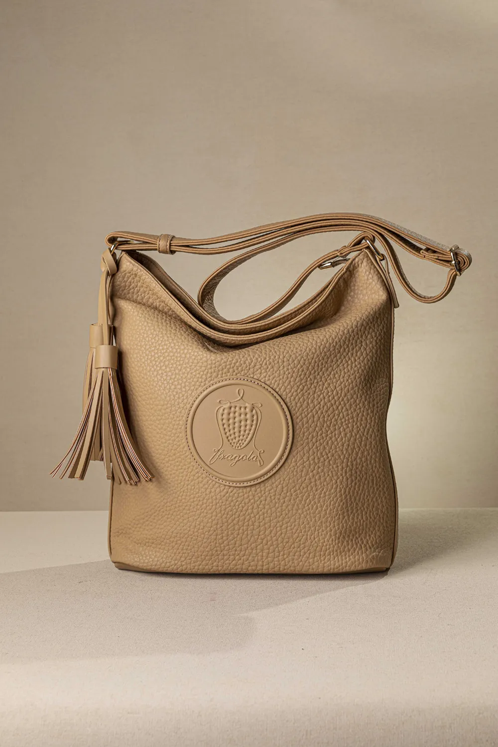 Μεγάλη μαλακή τσάντα ώμου με casual logo