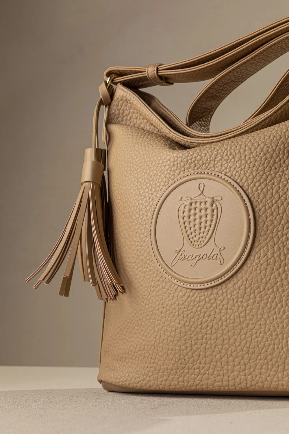 Μεγάλη μαλακή τσάντα ώμου με casual logo