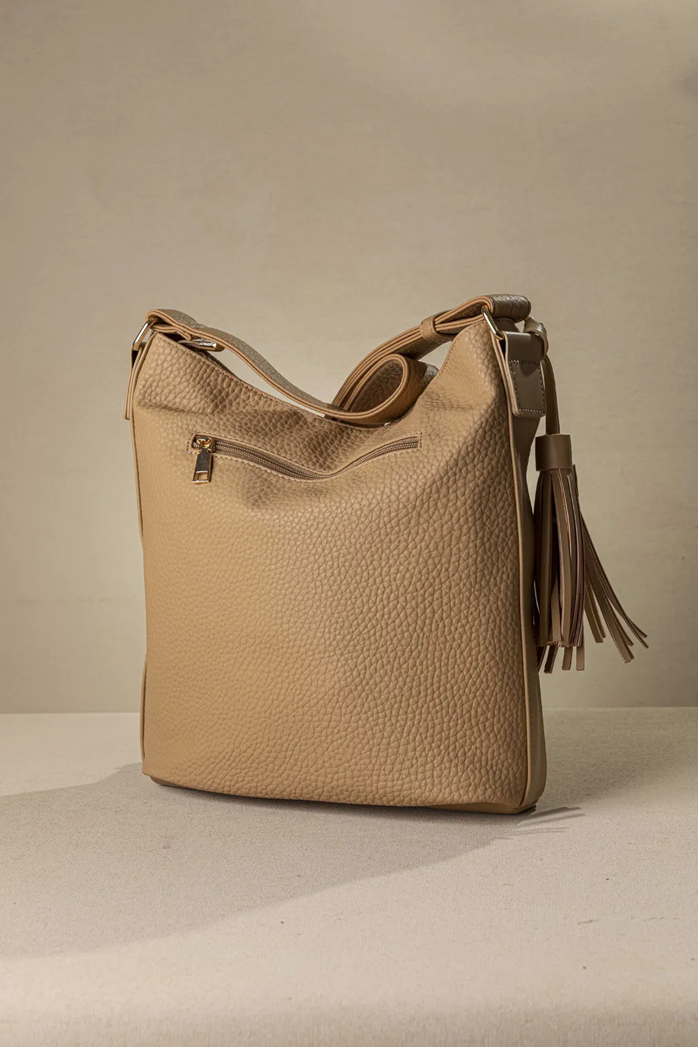 Μεγάλη μαλακή τσάντα ώμου με casual logo