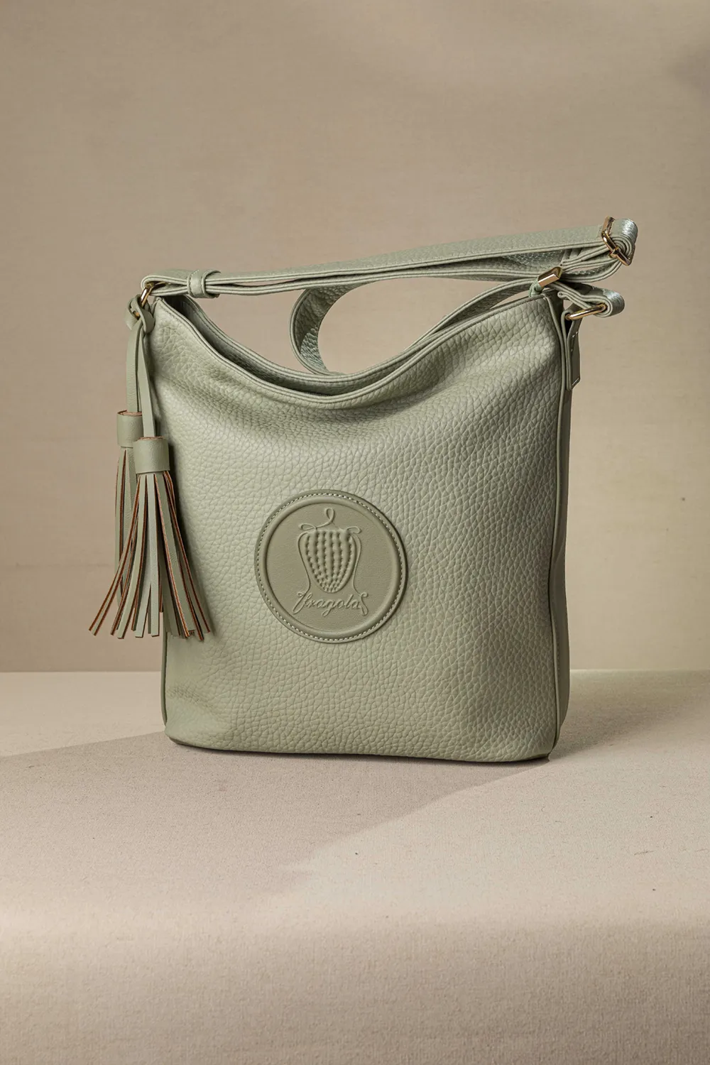 Μεγάλη μαλακή τσάντα ώμου με casual logo