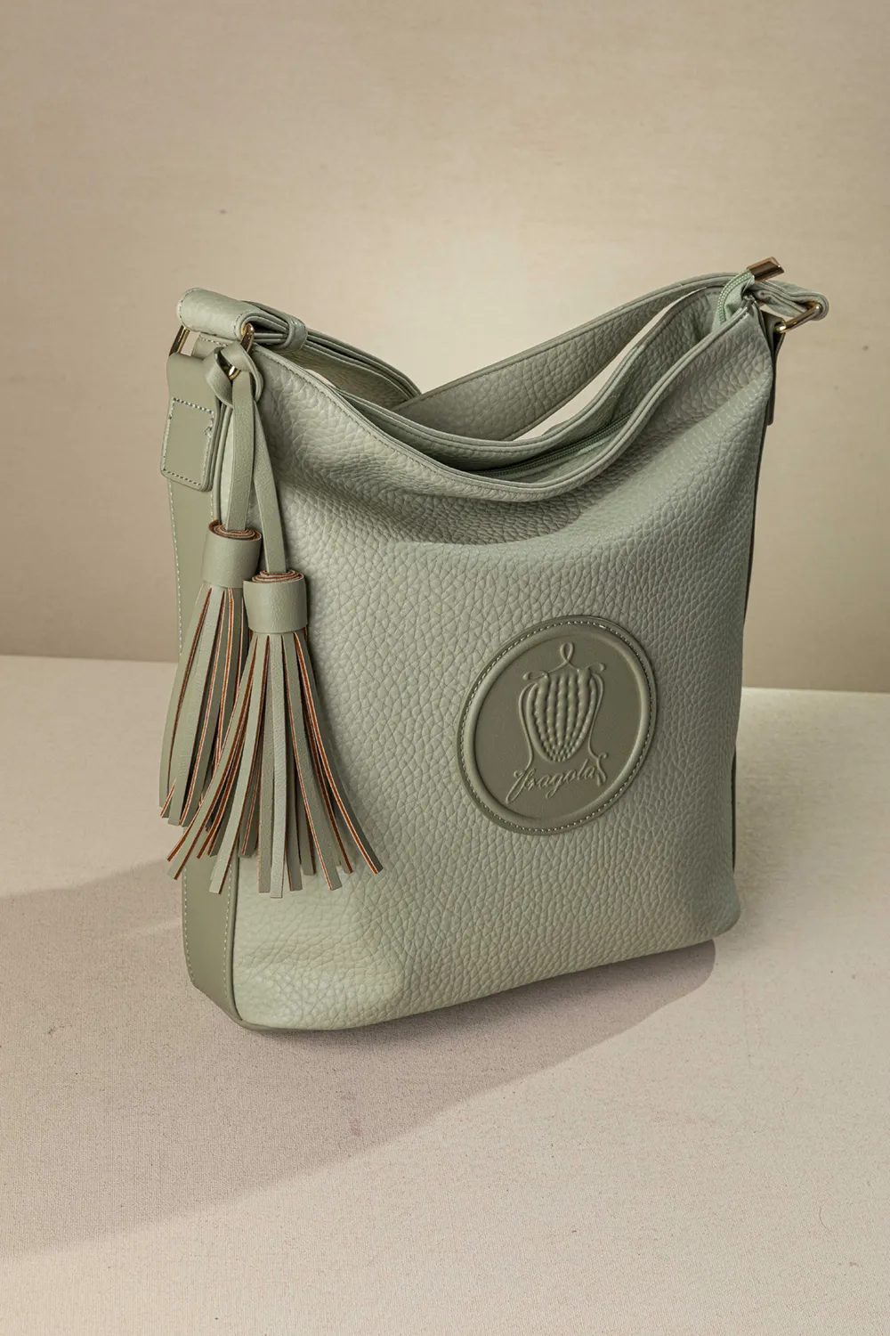 Μεγάλη μαλακή τσάντα ώμου με casual logo