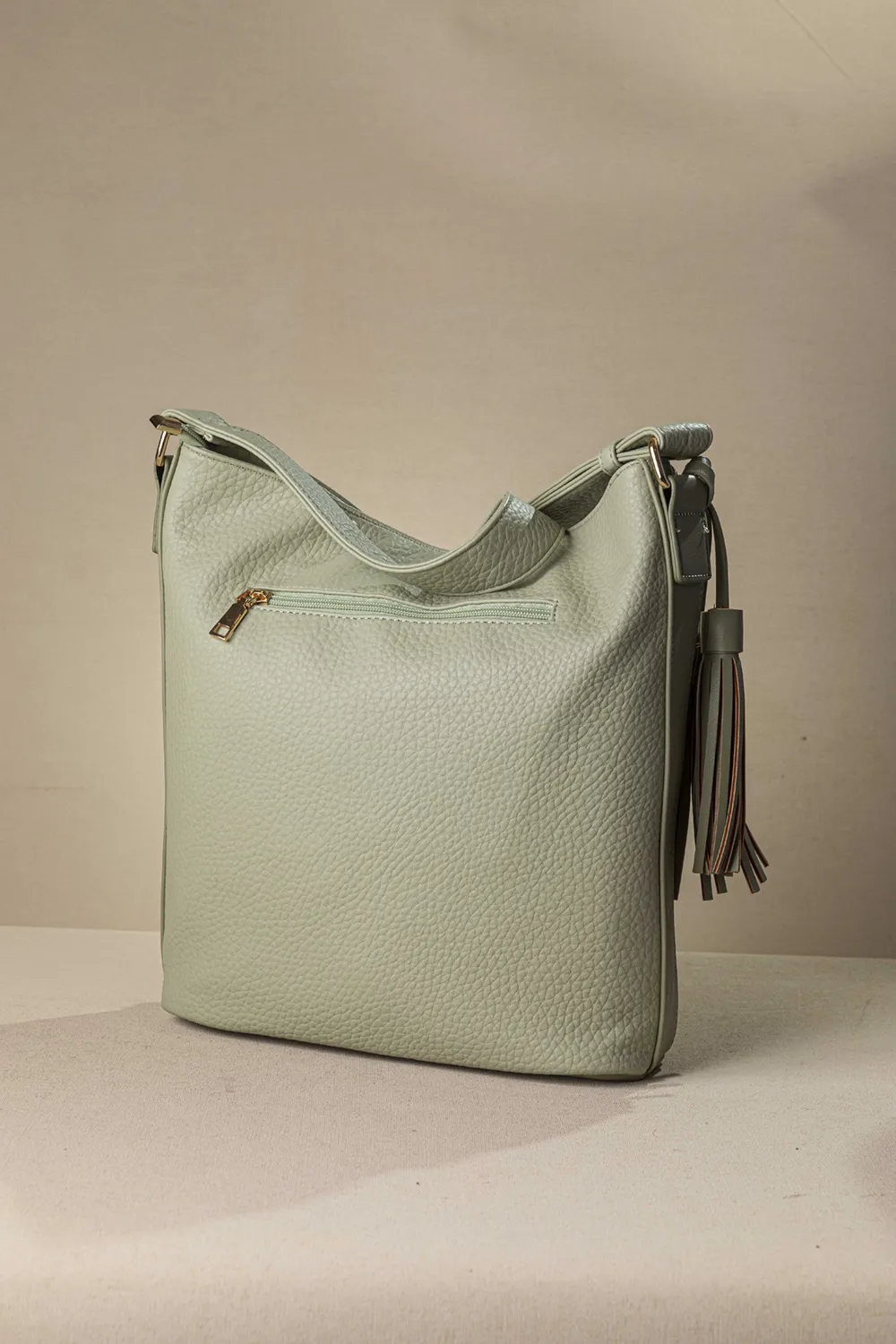 Μεγάλη μαλακή τσάντα ώμου με casual logo