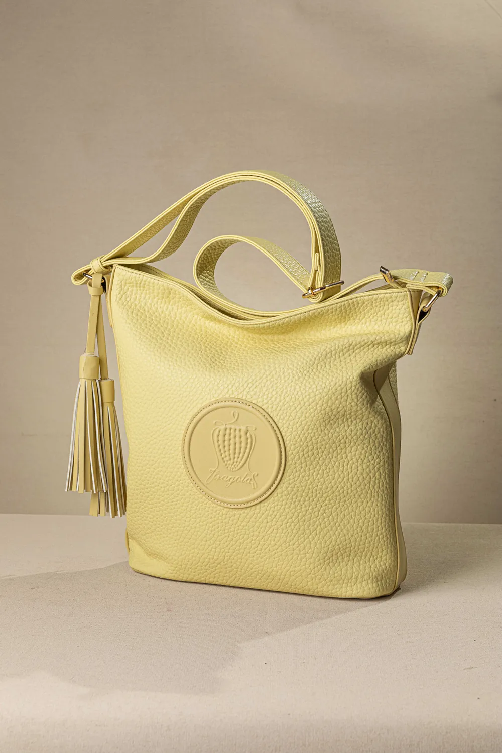 Μεγάλη μαλακή τσάντα ώμου με casual logo