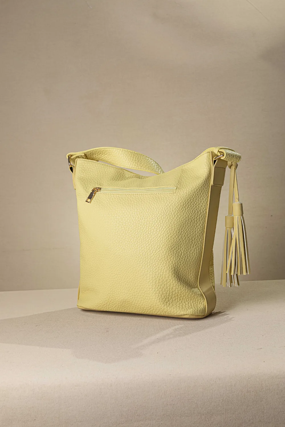 Μεγάλη μαλακή τσάντα ώμου με casual logo