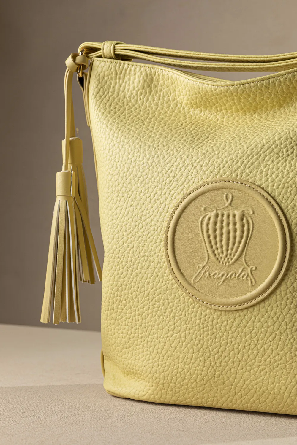 Μεγάλη μαλακή τσάντα ώμου με casual logo