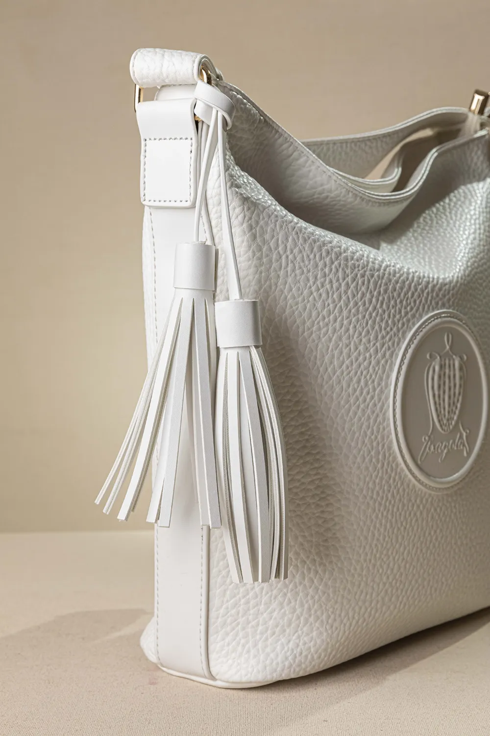 Μεγάλη μαλακή τσάντα ώμου με casual logo