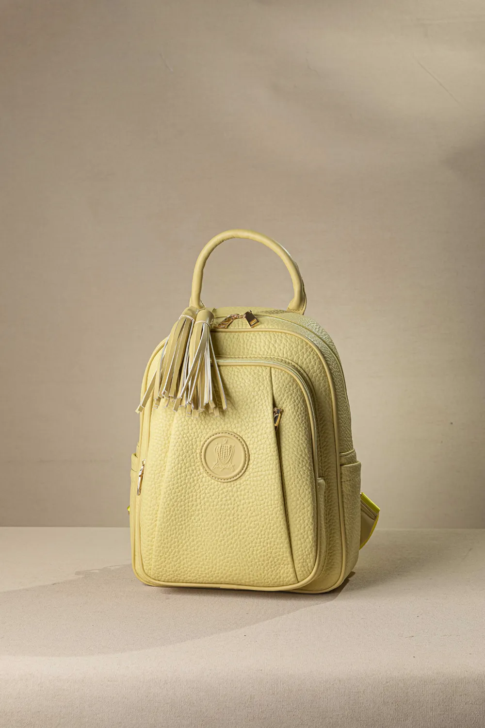 Backpack με πολλές τσέπες με casual logo