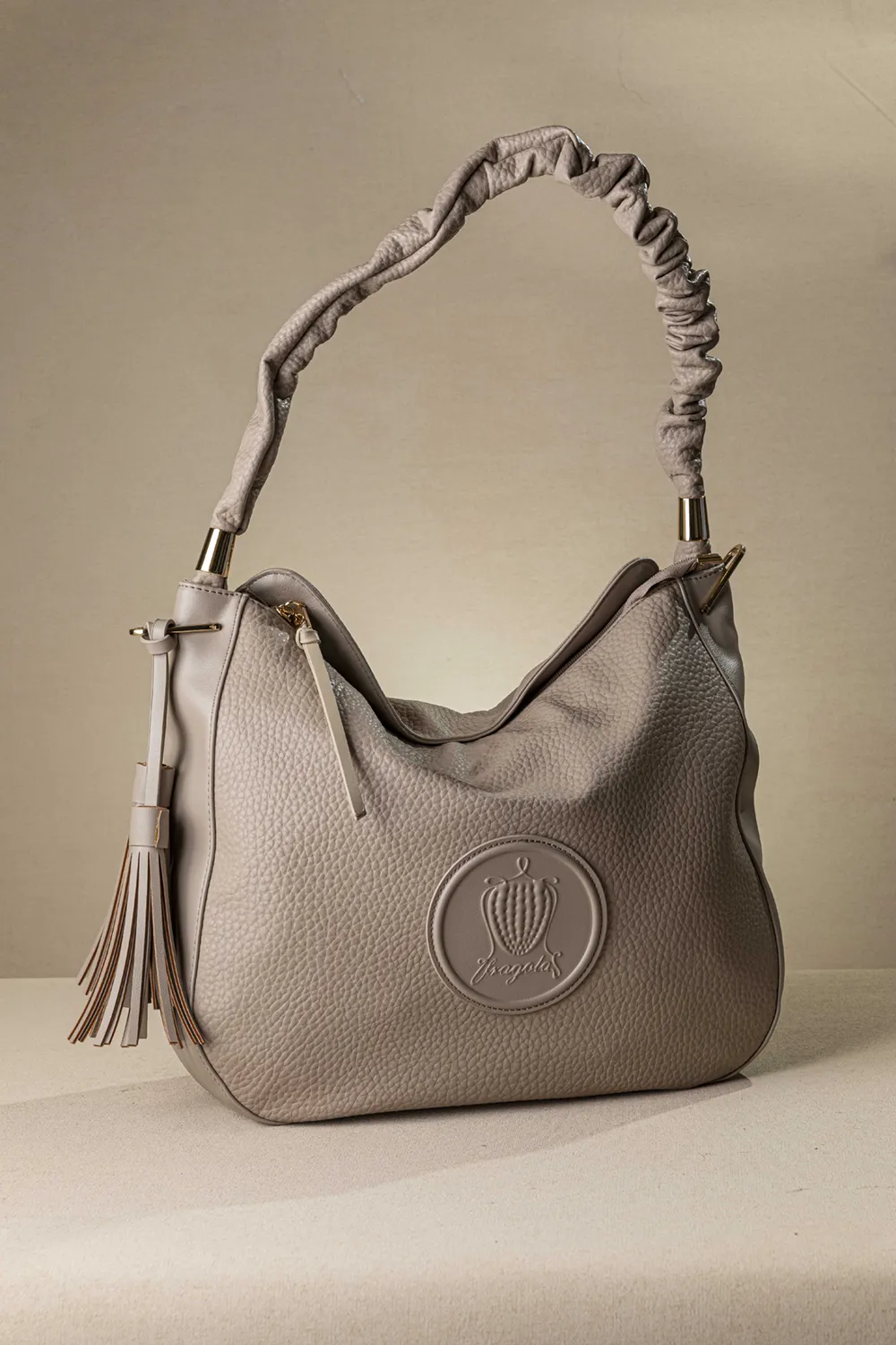 Μεγάλη μαλακή τσάντα με ιδιαίτερο χέρι για τον ώμο