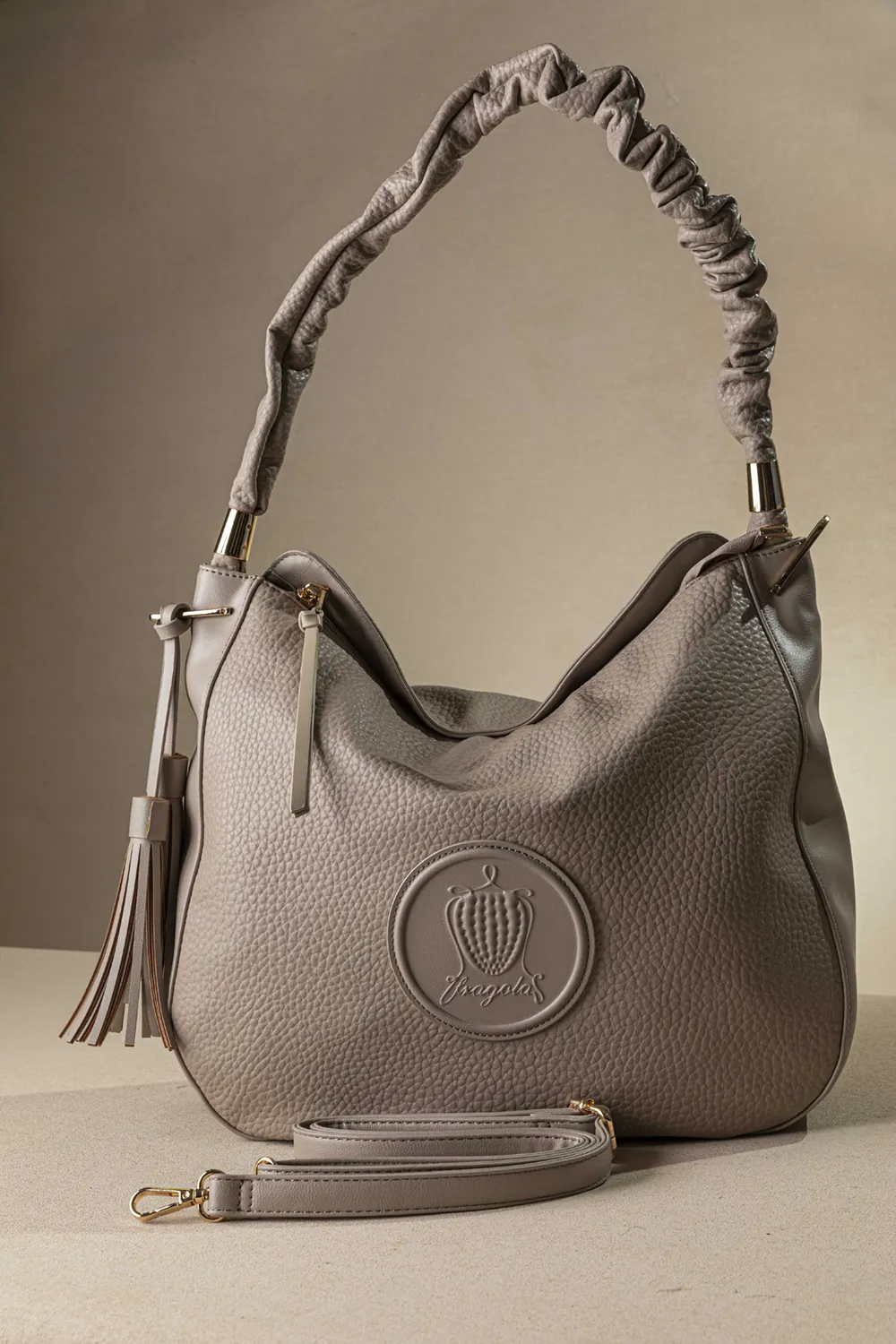 Μεγάλη μαλακή τσάντα με ιδιαίτερο χέρι για τον ώμο