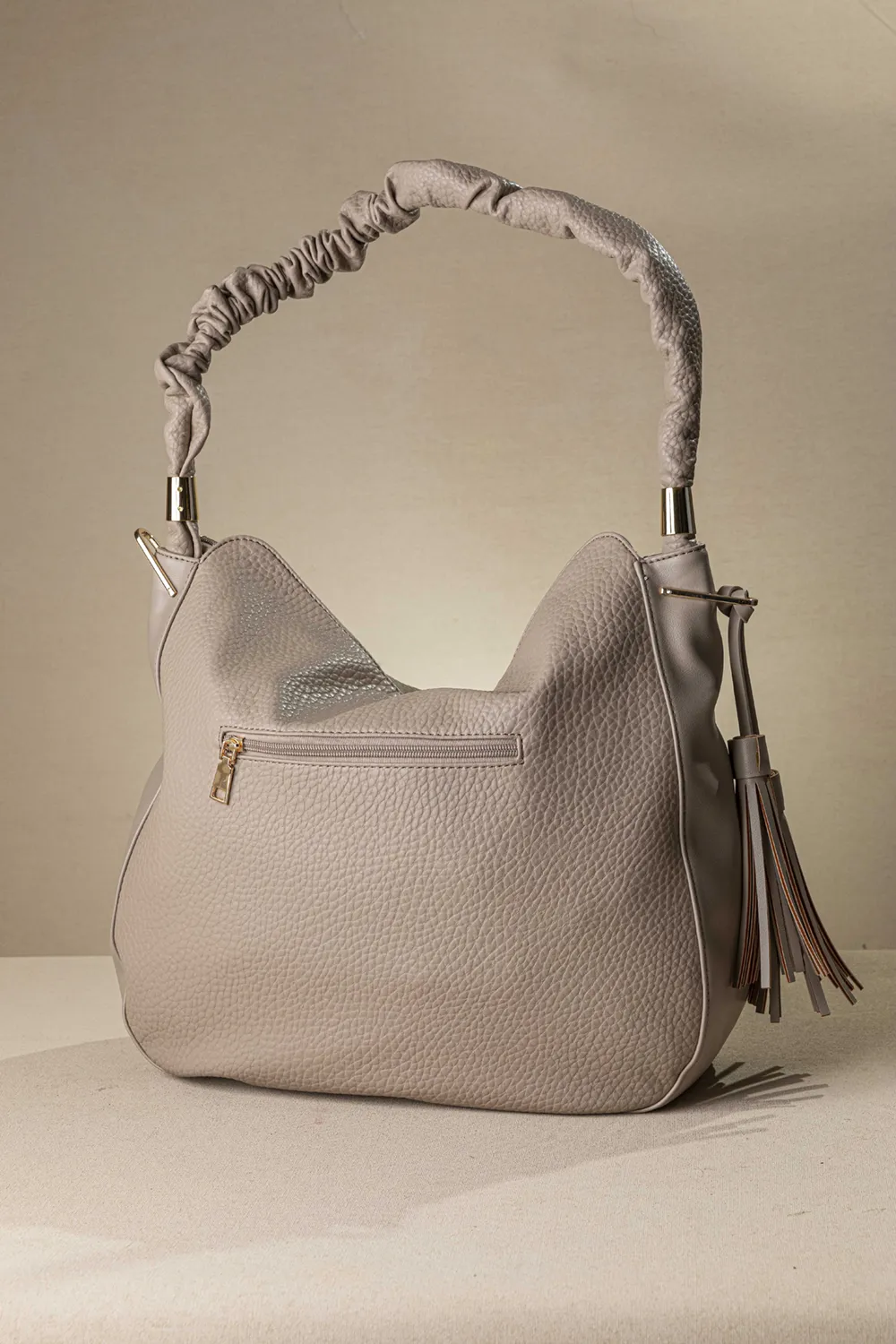 Μεγάλη μαλακή τσάντα με ιδιαίτερο χέρι για τον ώμο