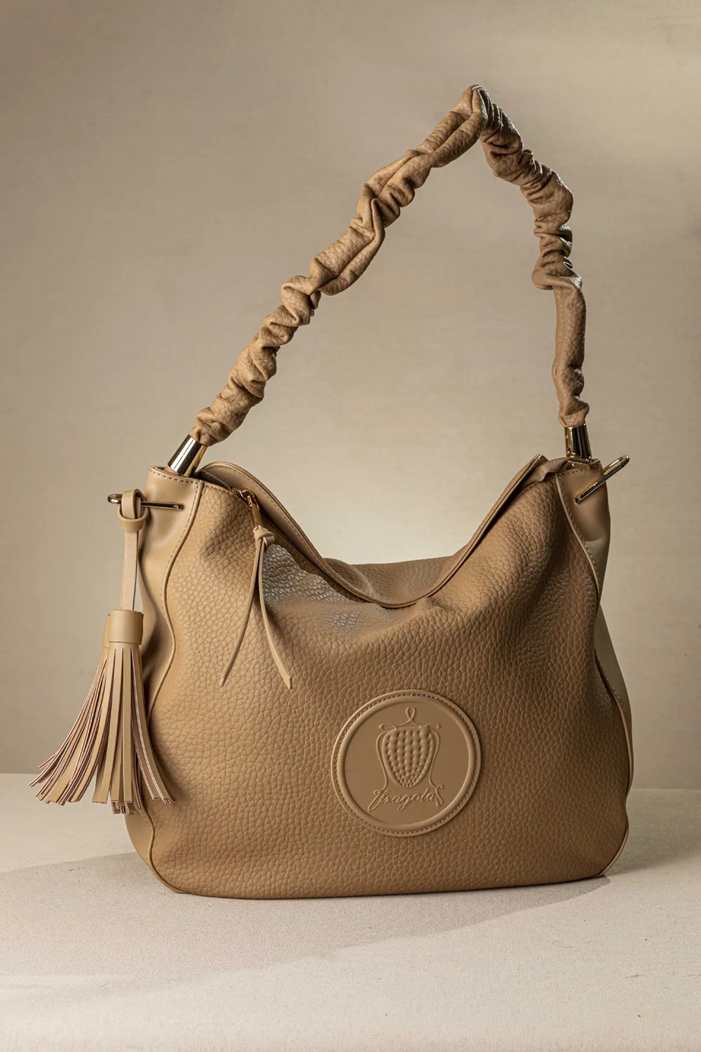 Μεγάλη μαλακή τσάντα με ιδιαίτερο χέρι για τον ώμο