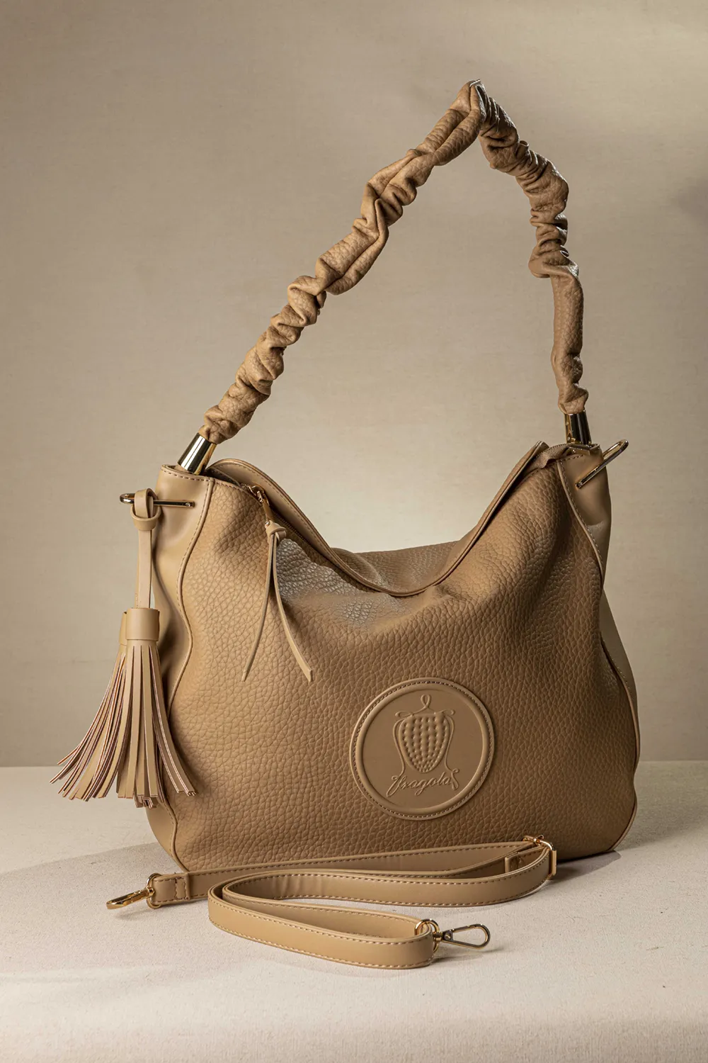 Μεγάλη μαλακή τσάντα με ιδιαίτερο χέρι για τον ώμο