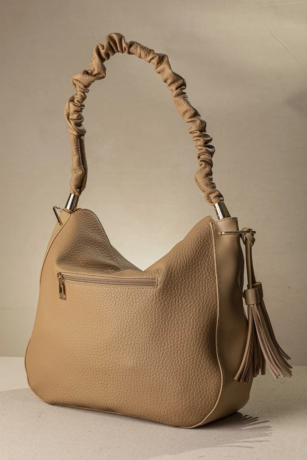 Μεγάλη μαλακή τσάντα με ιδιαίτερο χέρι για τον ώμο