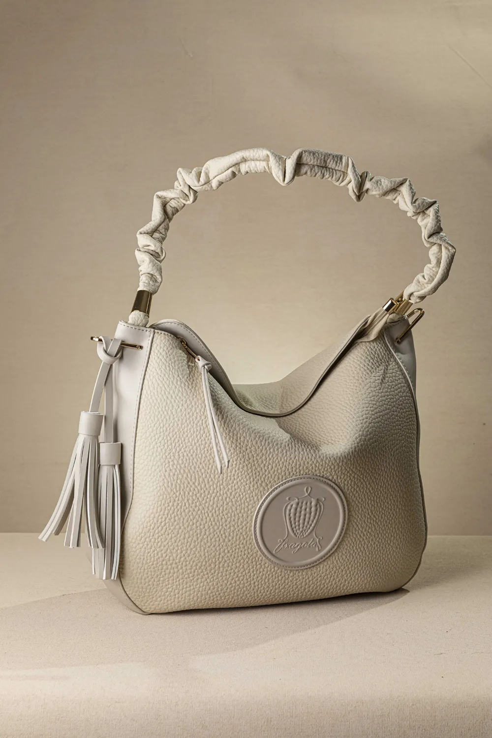 Μεγάλη μαλακή τσάντα με ιδιαίτερο χέρι για τον ώμο