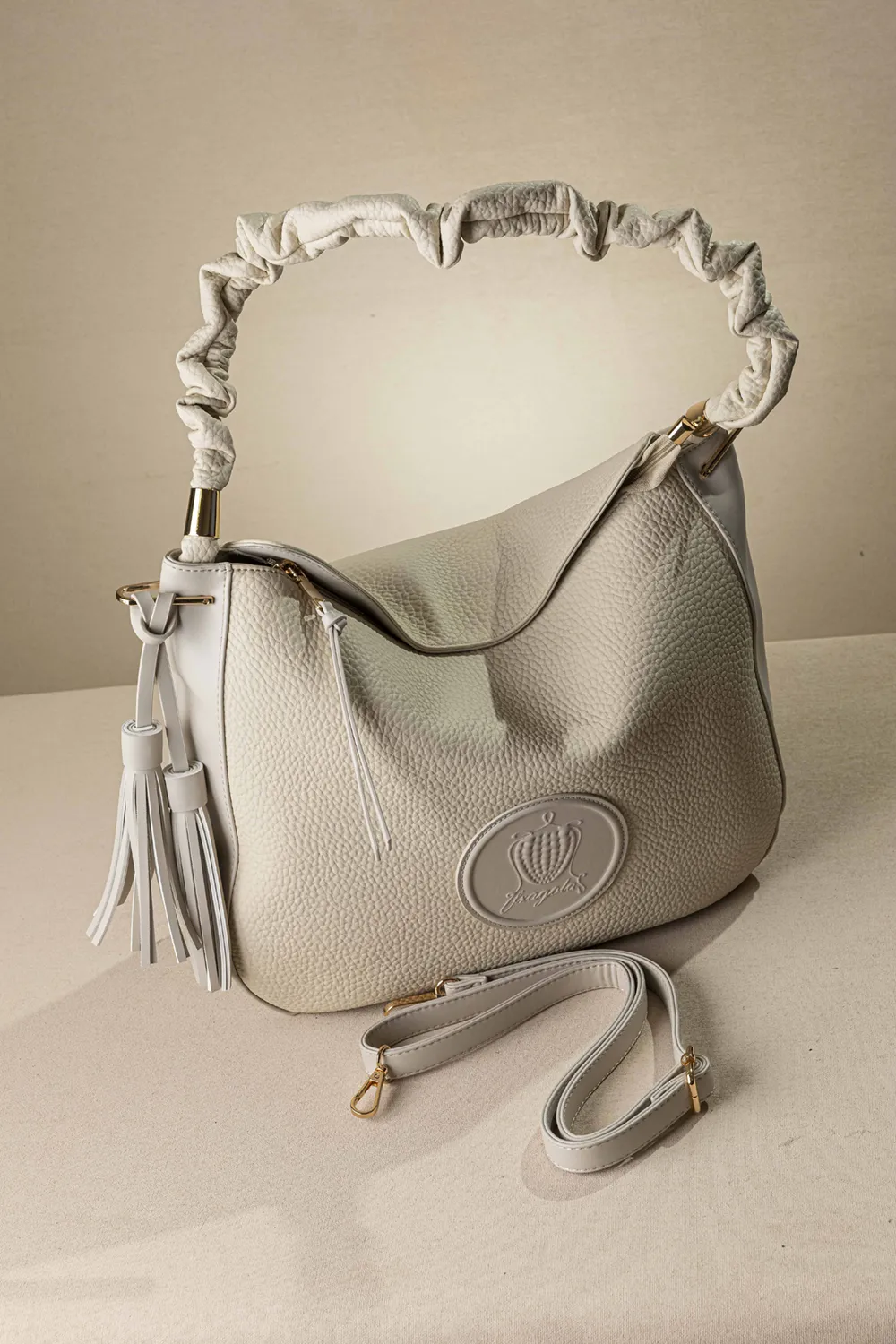 Μεγάλη μαλακή τσάντα με ιδιαίτερο χέρι για τον ώμο