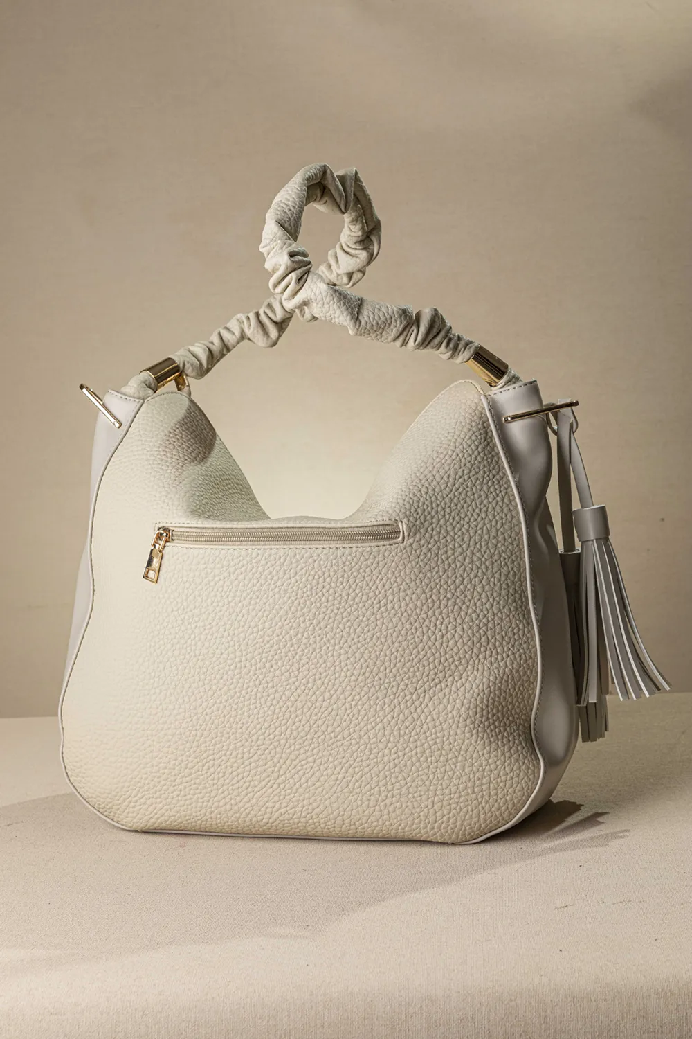 Μεγάλη μαλακή τσάντα με ιδιαίτερο χέρι για τον ώμο