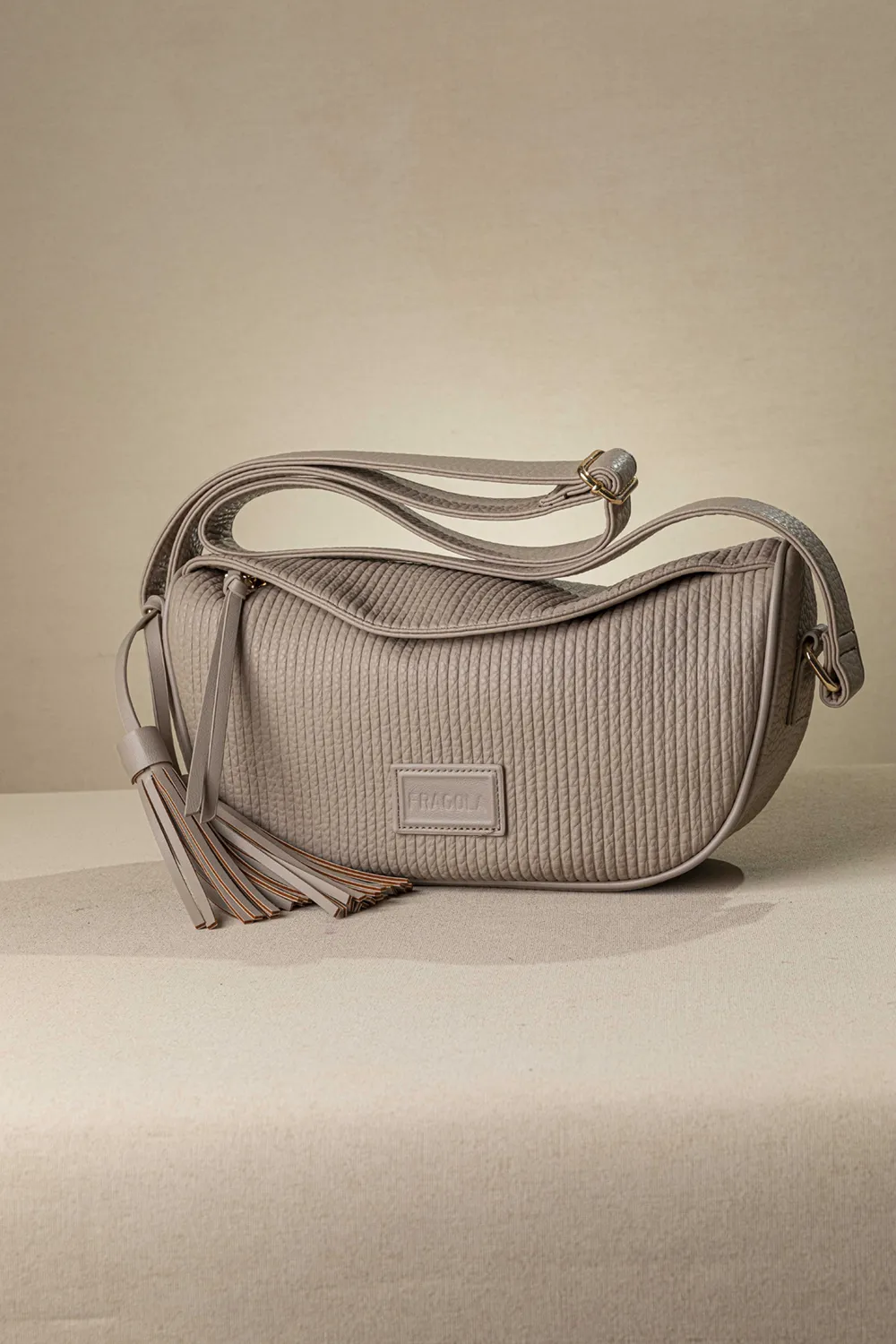 Μαλακή χιαστί τσάντα με αυξομειούμενο ιμάντα