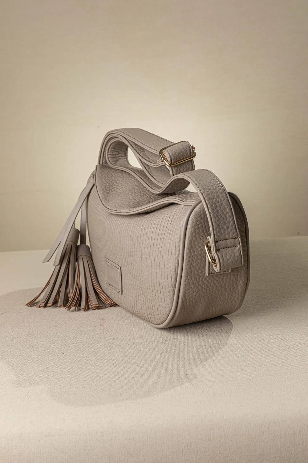 Μαλακή χιαστί τσάντα με αυξομειούμενο ιμάντα