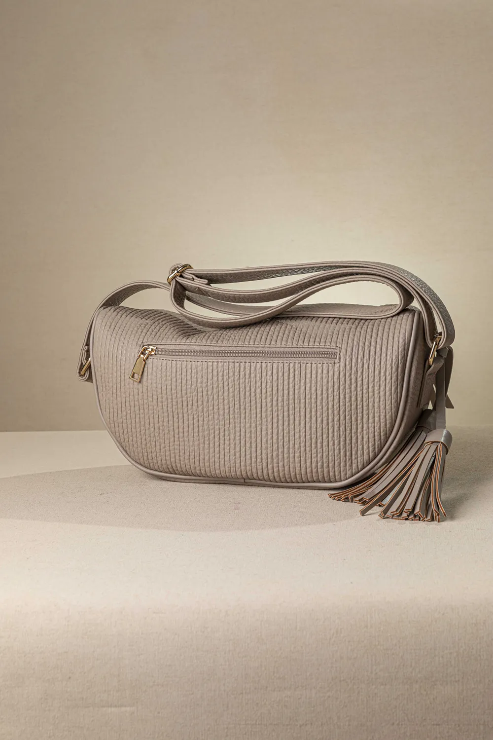 Μαλακή χιαστί τσάντα με αυξομειούμενο ιμάντα