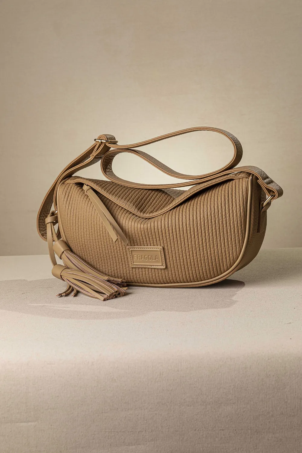 Μαλακή χιαστί τσάντα με αυξομειούμενο ιμάντα