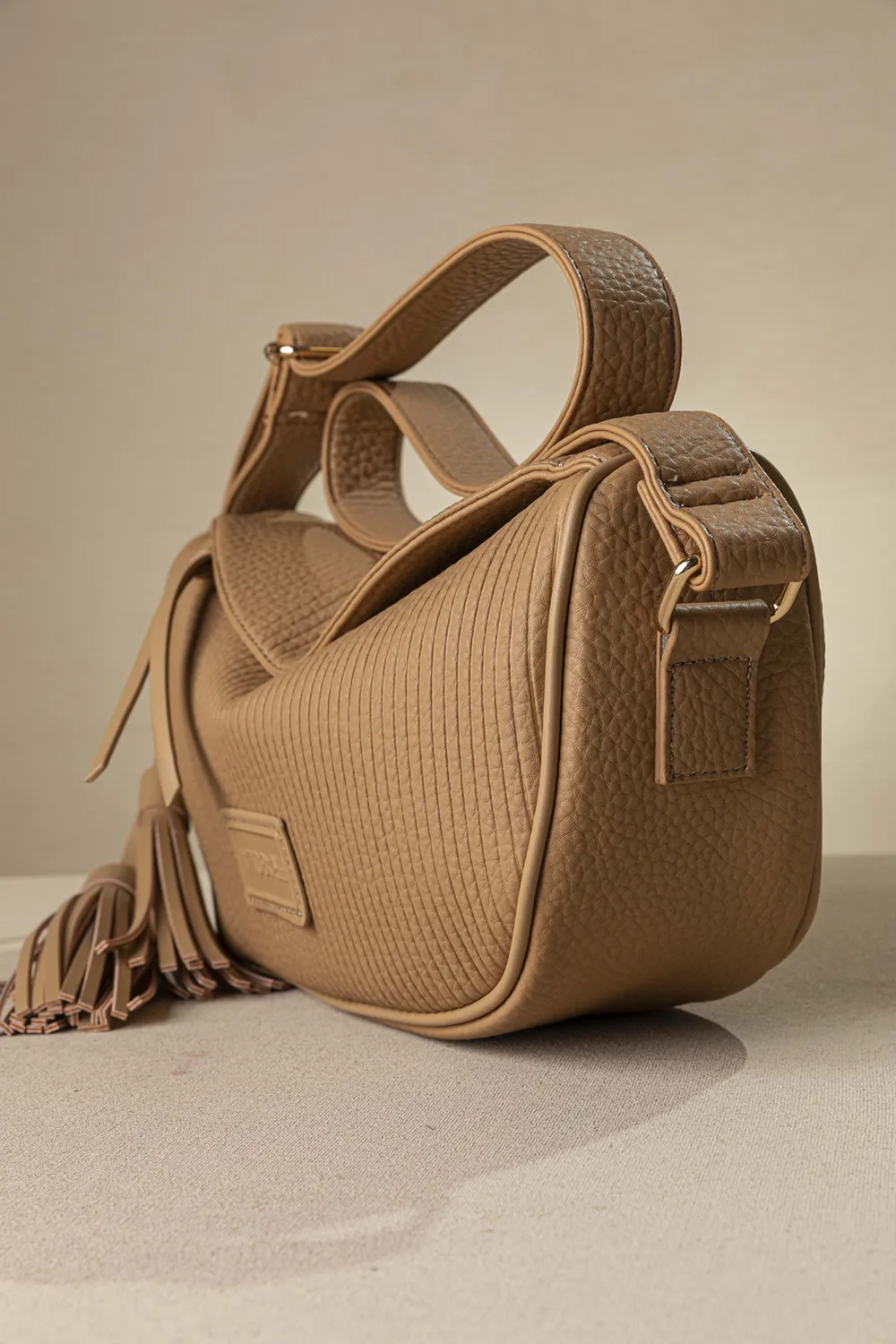 Μαλακή χιαστί τσάντα με αυξομειούμενο ιμάντα