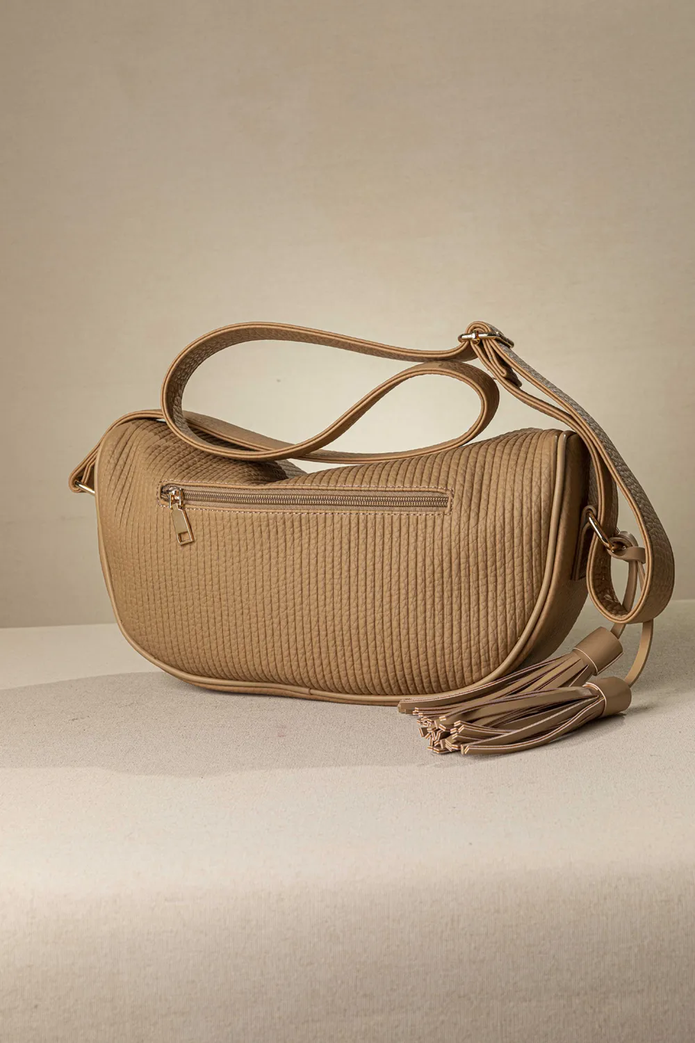 Μαλακή χιαστί τσάντα με αυξομειούμενο ιμάντα