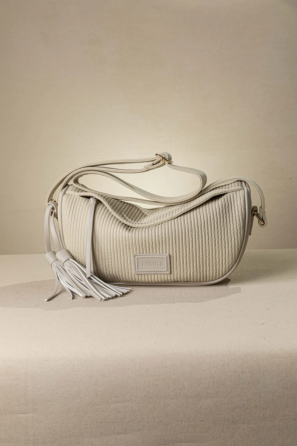 Μαλακή χιαστί τσάντα με αυξομειούμενο ιμάντα